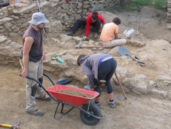 Estudiants i tècnics arqueòlegs, en la campanya d'aquest setembre DIRECCIÓ ARQUEOLÒGICA DE SANTA CREU