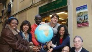 Catalans aguantat el planeta cedit per la llibreria Monimoon del carrer de la Unió, al Raval de Barcelona ANDREU PUIG