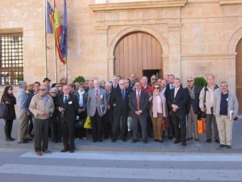 Els Cronistes del Regne a les portes de l'Ajuntament de Llíria. EL PUNT AVUI