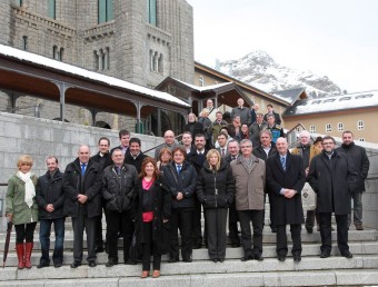 Els assistents a la commemoració reunits ahir al migdia a l'exterior del monestir, envoltat per la primera nevada de la temporada JOAN SABATER