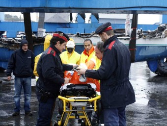 Imatge d'un moment del simulacre en el port d'Arenys de Mar per posar a prova el pla d'autoprotecció. F.C