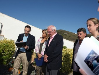 El director del Mume, Jordi Font (a l'esquerra), i la consellera Joana Ortega, en l'homenatge a Benjamin al cementiri de Portbou, l'any passat LLUÍS SERRAT