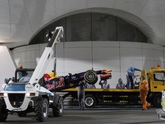 El personal del circuit retira de la pista el cotxe de Vettel després que aquest s'hi aturés, ahir STEVE CRISP / REUTERS