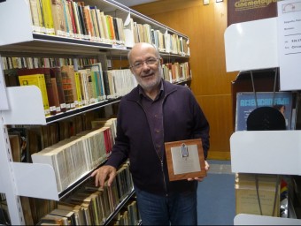 Josep-Maria Terricabras, ahir a la Biblioteca Ferrater Mora, amb la distinció Jaume Vicens Vives, de la Generalitat, que la càtedra va rebre el 17 de setembre passat X.C