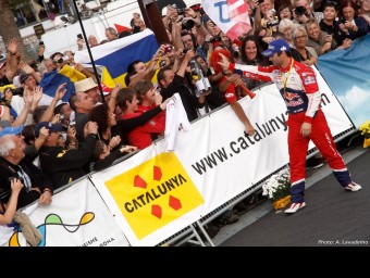 Sébastien Loeb saluda al públic després de baixar del podi de Salou, l'any passat ANDRÉ LAVADINHO
