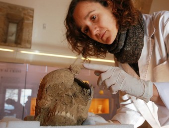 Un dels cranis enclavats, mostrat per una de les tècniques del MAC-Ullastret.  MANEL LLADÓ
