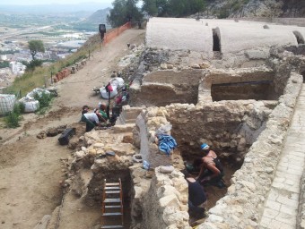 Treballs de recuperació i restauració de la rodalia del Castell. EL PUNT AVUI