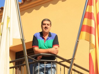 Salvador Coll, alcalde al balcó de l'ajuntament. J. PUNTÍ