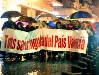 Manifestació del veïnat en protesta pel canvi de nom de l'avinguda. EL PUNT AVUI