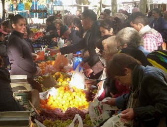 Una parada de fruita del mercat dels dilluns d'Olot, en una imatge de la setmana passada. R. E