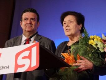 El candidat de SI, Alfons López Tena, acompanyat de la iaia Isabel, aquest dijous a Sant Feliu de Llobregat ACN