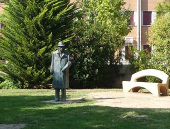 Escultura d'Enric Valor de tamany natural existent a les portes de l'institut de Picanya. ESCORCOLL