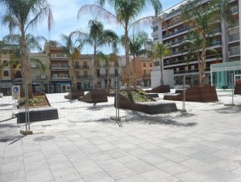 Plaça ubicada a la part superior de l'aparcament municipal. ESCORCOLL