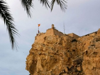 Bandera espanyola que oneja exclusivament al Castell de Santa Barbara. CEDIDA