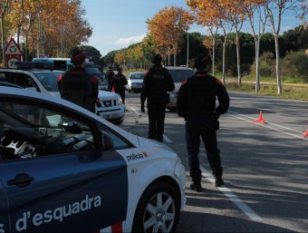 Patrulles dels mossos reforçant els controls a l'entrada de Platja d'Aro EMILI AGULLÓ