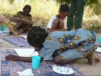 Joves de Burkina Faso fan activitats escolars a Baasneere. ARXIU