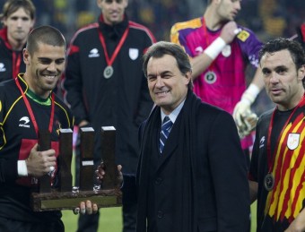 Artur Mas, a la dreta, en un dels últims partits de la selecció de futbol. EFE