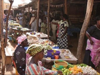 Un mercat del Senegal on es pot trobar cacauets i altres fruites.  ARXIU /JORDI PALOU