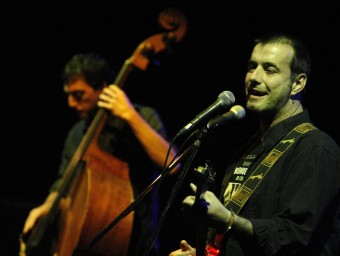 Cris Juanico, acompanyat pel contrabaixista Joan Solà-Morales, en un concert a Girona, l'any passat ARXIU