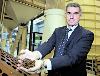 Toni Riera, gerent de l'empresa Tupinamba, mostrant el cafè en el procés de torrefacció que es fa a Canet de Mar.  JUANMA RAMOS