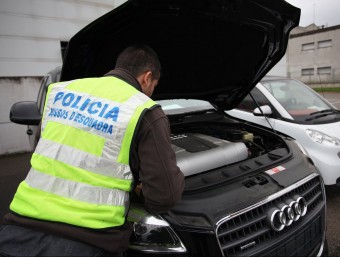 Un agent , a la comissaria de trànsit de Girona, inspeccionant un cotxe que van intervenir en descobrir que havia estat robat a Txèquia.  LLUÍS SERRAT