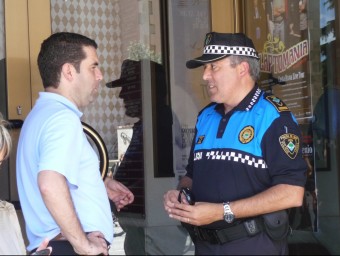 L'alcalde de Pineda, Xavier Amor (PSC) conversa amb el cap de la policia local, Carles Santacreu en una imatge d'arxiu. T.M