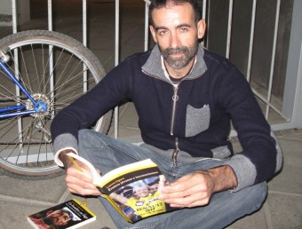 Bernat López, al campus de la URV, fullejant un dels llibres que ha editat.  M.R.C