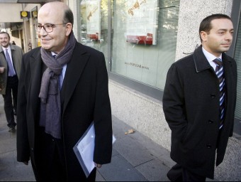 Antonio Jiménez , a la dreta, amb Víctor Ros, l'exalcalde de Llavaneres en sortir de declarar com a imputats a l'Audiencia Nacional, el 2009 EFE