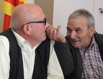 Francesc Ferro estira al nas a l'alcalde, Josep Fuentes, durant la reunió que va tenir lloc al novembre LL. SERRAT