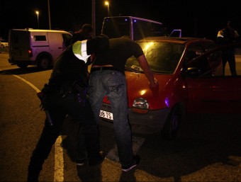 Un agent escorcollant un dels ocupants d'un vehicle en un dels controls N. GUISASOLA / ACN