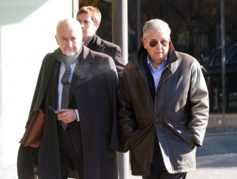 L'oncle de Bustos, Melquíades Garrido, arribant amb ulleres de sol posades al jutjat de Sabadell el dia que va anar a declarar com a imputat ALBERT SALAMÉ