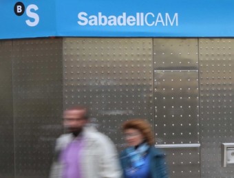 Sucursal amb la nova imatge corporativa del Sabadell a l'Avinguda Doctor Gadea, a Alacant ARXIU
