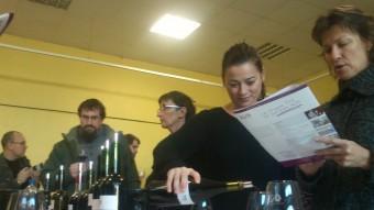Vinyateres de Cotlliure fent el tast dels vins de l'Empordà A.R