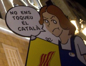 Algunes de les imatges que es van utilitzar en manifestacions en defensa de la llengua catalana. EL PUNT AVUI