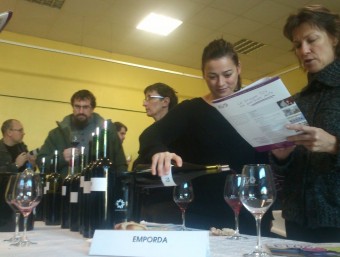Vinyateres de Cotlliure fent el tast dels vins de l'Empordà A.R