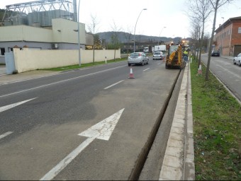 Un detall dels treballs que canalització del cable de fibra òptica, al nucli de la Canya. J.C