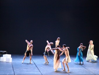 Companyia de dansa Plan B, durant la seva actuació al nou Teatre Tarragona, dimarts a la nit. JUDIT FERNÀNDEZ