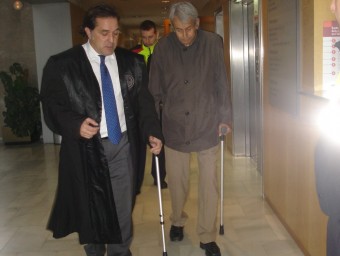 Genís Sellés amb crosses, amb el seu advocat, Jordi Corominas el dia del judici. TURA SOLER