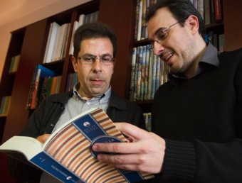 Pere Ballart i Jordi Julià han estat els antòlegs de ‘Paraula encesa', que recull cent anys de poesia catalana ALBERT SALAMÉ