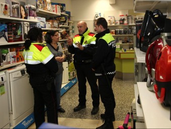 Agents dels mossos i policia local d'Anglès durant les tasques d'informació que han fet aquesta setmana a un negoci del municipi JOAN SABATER