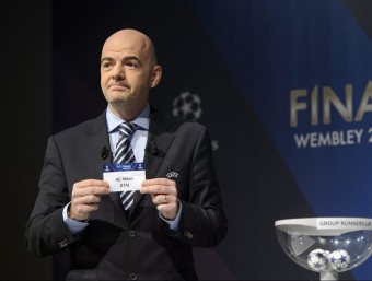 Gianni Infantino, secretari general de la UEFA, mostrant la papereta del Milan AFP