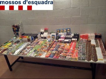 Els 1.200 objectes que els mossos van confiscar als tres ocupants del vehicle a Lloret EL PUNT AVUI