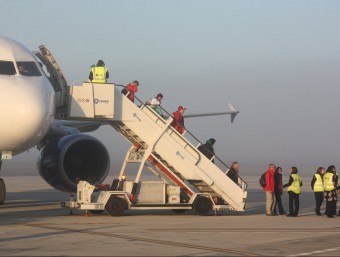 Els primers esquiadors que han arribat amb avió a l'aeroport de Lleida-Alguaire ACN