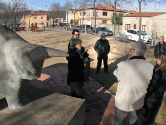 Els participants en la ruta, davant l'escultura del toro a Sarrià de ter. LLUÍS SERRAT