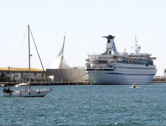 Creuer ancorat al port d'Alacant. EL PUNT AVUI