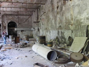 Interior de l'antiga paperera , en una imatge del cap de setmana passat. LAURA R. GRAU