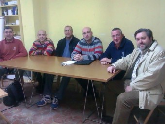 Josep Crespo amb el representants sindicals del funcionariat municipal. EL PUNT AVUI