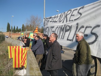 Els pagesos, concentrats davant l'estació de Figueres per reclamar el deute pendent. E. C