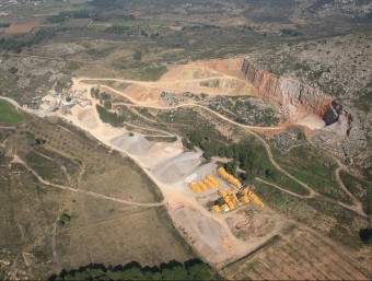 L'esvoranc de la pedrera d'Ullà, en una fotografia aèria en què també s'aprecia la planta de transformació dels àrids EL PUNT AVUI