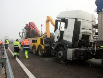 Operaris i grues treballant per netejar l'AP-2 a Castelldans després de l'accident amb múltiples vehicles que hi ha tingut lloc ACN